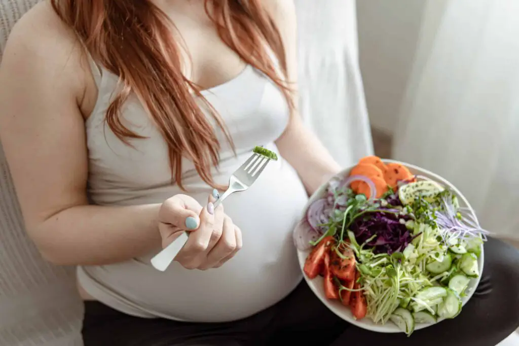Picture of a woman eating during pregnancy